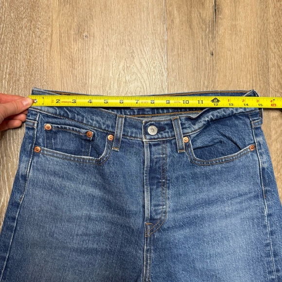 Levis Jeans Women Size 28 Blue Demin Wedgie Straight Cotton Medium Wash Raw Hem - Picture 3 of 16